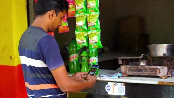 Людина Робить Платіж Використовуючи Phonepe Upi Чайній Крамниці Концепція Цифрової — стокове відео