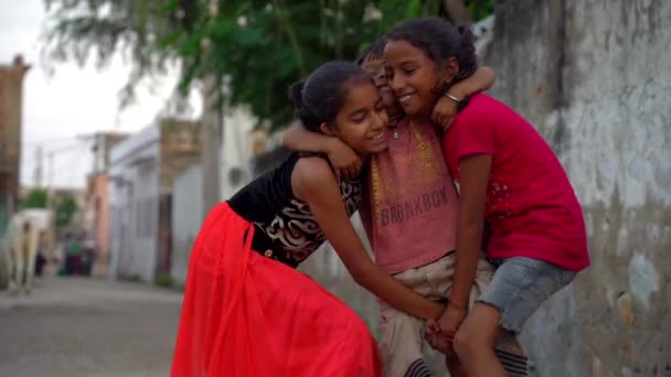 村で遊んで楽しんでいる未確認の幸せな田舎の子供たち — ストック動画