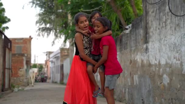 Köyde Oynayıp Eğlenen Kimliği Belirsiz Mutlu Kırsal Çocuklar — Stok video