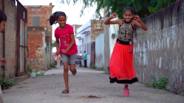 Sikar Rajasthan Indie Listopad 2022 Niezidentyfikowane Szczęśliwe Wiejskie Dzieci Bawią — Wideo stockowe