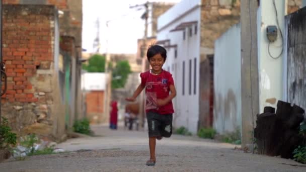 ストリートロードで走るインディアン村の少年 — ストック動画