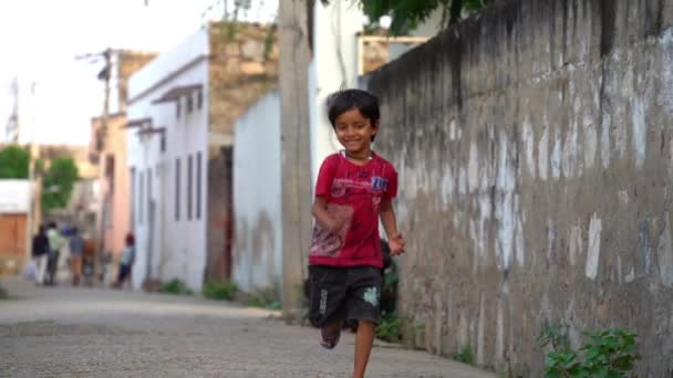 村の通り道を走る村の幸せな子供たち インド ラジャスターン シカール — ストック動画