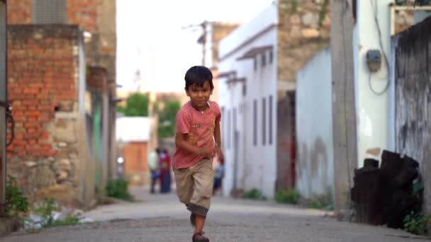 村の通り道を走る村の幸せな子供たち インド ラジャスターン シカール — ストック動画