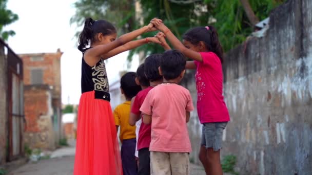 インドのラージャスターン州サリカ 2022年11月 村で遊んで楽しんでいる未確認の田舎の子供たち — ストック動画