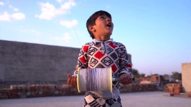 Kite festivalindeki çocuk Sikar, Rajasthan, Hindistan - Jan 2023