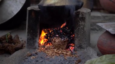 Tapınakta kumdaki ateş havan