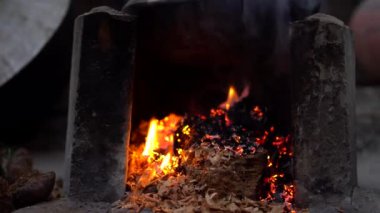 Tapınakta kumdaki ateş havan