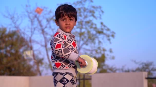 インド ラジャスタン サカリでカイトフェスティバルで少年 Jan 2023 — ストック動画