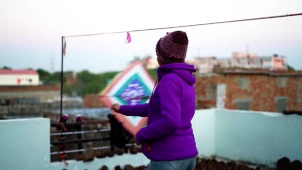 Νεαρό Κορίτσι Απολαμβάνει Φεστιβάλ Kite Στην Οροφή Της Κατοικίας Τους — Αρχείο Βίντεο