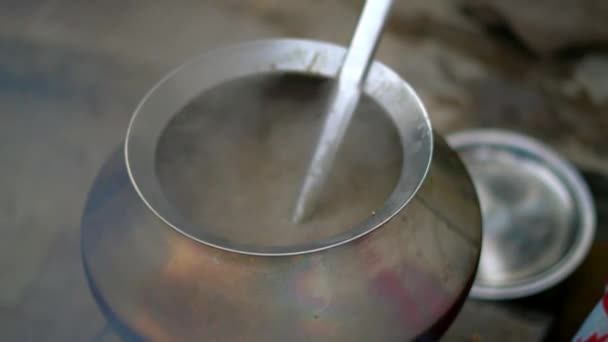 在Chulha 上做Millet Khichadi 拉贾斯坦邦的传统菜肴 — 图库视频影像