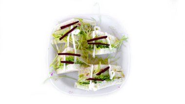 Peynirli kulüp sandviçi ve beyaz arka planda parti. Beyaz ekmek sandviç yapmak için kullanılır. Close.