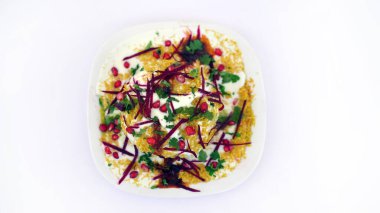 Rajasthani Şahi Raj Kachori, katchori patates ve doldurma Filiz ile doldurulmuş ve lor, Hint turşusu ve sev ile servis