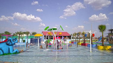 Su parkı, havuzlu parlak renkli slaytlar. Yaz gününde insanların olmadığı bir su parkı. Havuzlu Aquapark kaydırakları. Sikar, Rajasthan, Hindistan