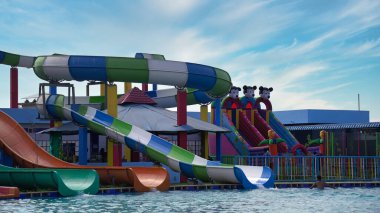 Su parkı, havuzlu parlak renkli slaytlar. Yaz gününde insanların olmadığı bir su parkı. Havuzlu Aquapark kaydırakları. Sikar, Rajasthan, Hindistan