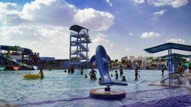Su parkı, havuzlu parlak renkli slaytlar. Yaz gününde insanların olmadığı bir su parkı. Havuzlu Aquapark kaydırakları. Sikar, Rajasthan, Hindistan