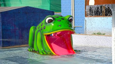 Su parkı, havuzlu parlak renkli slaytlar. Yaz gününde insanların olmadığı bir su parkı. Havuzlu Aquapark kaydırakları. Sikar, Rajasthan, Hindistan