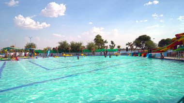 Su parkı, havuzlu parlak renkli slaytlar. Yaz gününde insanların olmadığı bir su parkı. Havuzlu Aquapark kaydırakları. Sikar, Rajasthan, Hindistan
