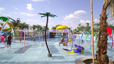 Su parkı, havuzlu parlak renkli slaytlar. Yaz gününde insanların olmadığı bir su parkı. Havuzlu Aquapark kaydırakları. Sikar, Rajasthan, Hindistan