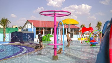 Su parkı, havuzlu parlak renkli slaytlar. Yaz gününde insanların olmadığı bir su parkı. Havuzlu Aquapark kaydırakları. Sikar, Rajasthan, Hindistan