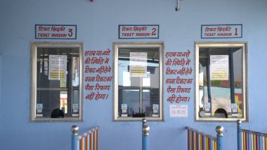 Su parkı, havuzlu parlak renkli slaytlar. Yaz gününde insanların olmadığı bir su parkı. Havuzlu Aquapark kaydırakları. Sikar, Rajasthan, Hindistan