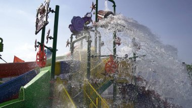 Su parkı, havuzlu parlak renkli slaytlar. Yaz gününde insanların olmadığı bir su parkı. Havuzlu Aquapark kaydırakları. Sikar, Rajasthan, Hindistan