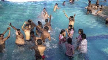 Su parkı, havuzlu parlak renkli slaytlar. Yaz gününde insanların olmadığı bir su parkı. Havuzlu Aquapark kaydırakları. Sikar, Rajasthan, Hindistan