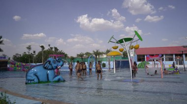 Havuzlu Aquapark kaydırakları. Açık deniz parkında havuzlu renkli plastik su kayakları. Sikar, Rajasthan, Hindistan: Mayıs 2023