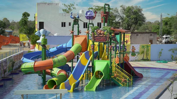 Vodní Park Pestrobarevné Diapozitivy Bazénem Akvapark Bez Lidí Letního Dne — Stock fotografie