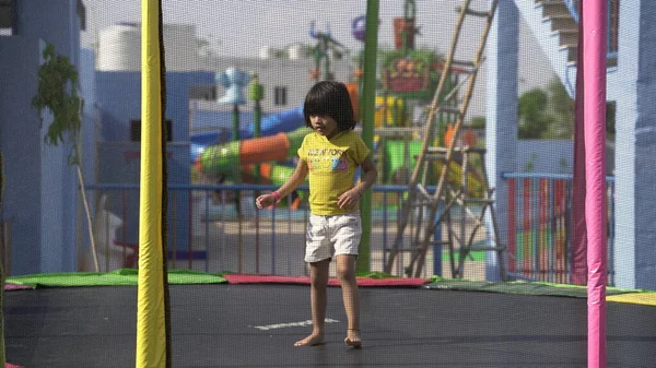 Su parkı, havuzlu parlak renkli slaytlar. Yaz gününde insanların olmadığı bir su parkı. Havuzlu Aquapark kaydırakları. Sikar, Rajasthan, Hindistan