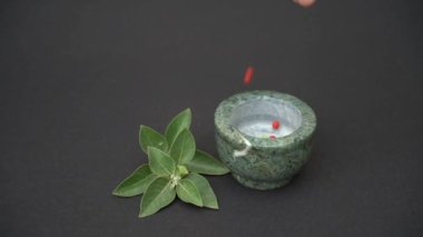 Withania somnifera bitkisi olarak bilinen Ashwagandha. Hint güçlü otları, zehirli Bektaşi üzümü, ya da kış kirazı. Ashwagandha kilo vermenin, sağlık hizmetlerinin ve stresin azaltılmasının bitkisel faydalarıdır.