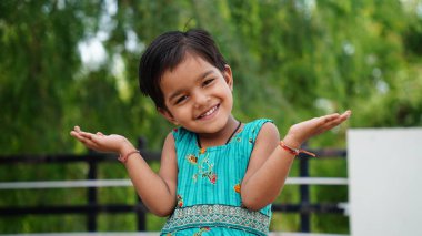 Yakından çekilmiş portresi. Güzel görünümlü, çekici, sağlıklı, mutlu, neşeli, seksi kızıl kız. Keyifli fikir çözümünün tadını çıkarıyor.