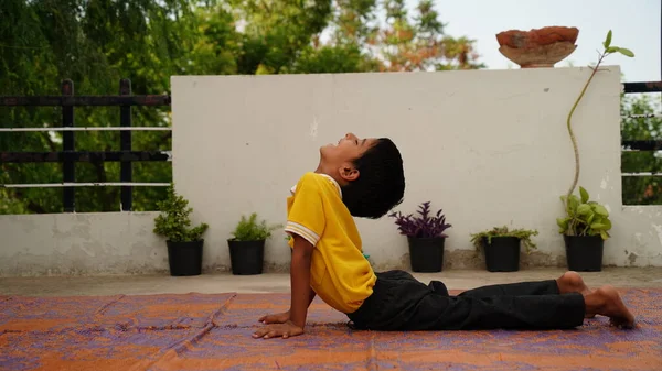 Carino Studente Scuola Che Esercizi Yoga Praticare Casa Giornata Internazionale — Foto Stock