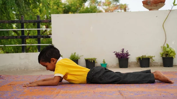 可爱的中学生做瑜伽练习或在家练习 在家里庆祝国际瑜伽日 — 图库照片