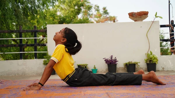 可爱的中学生做瑜伽练习或在家练习 在家里庆祝国际瑜伽日 — 图库照片