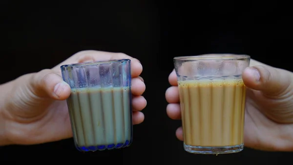 新鲜奶茶或印度卡达克柴茶 — 图库照片