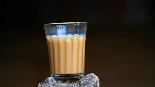 Herbata Świeżego Mleka Lub Indyjski Kadak Chai — Zdjęcie stockowe