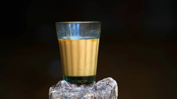 Herbata Świeżego Mleka Lub Indyjski Kadak Chai — Zdjęcie stockowe