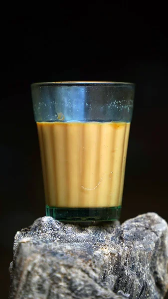 Świeża Herbata Mleczna Lub Indyjski Kadak Chai Herbata Mleczna Nalewanie — Zdjęcie stockowe