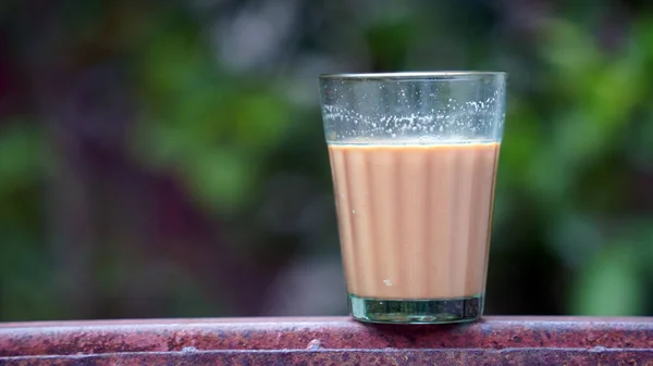 新鲜奶茶或印度卡达克柴茶 — 图库照片