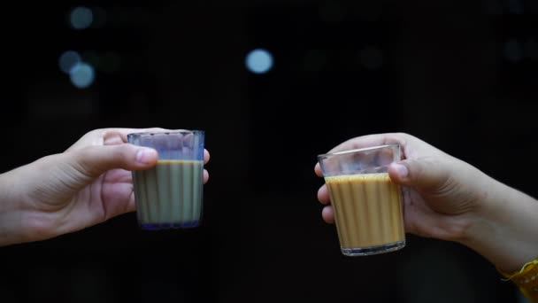 新鲜奶茶或印度卡达克柴茶 — 图库视频影像