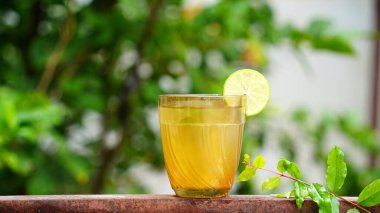 Limonata. Taze limon ile iç. Limon suyu ile kokteyl