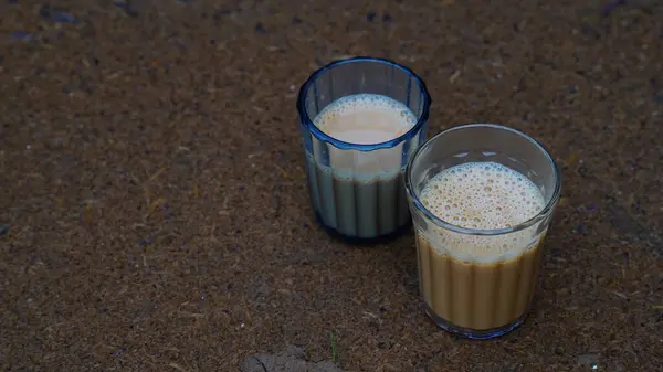 一杯新鲜煮好的红茶 散发出蒸汽 温暖柔和的光线 深色的背景 鲜奶茶或印度卡达克柴茶 玛莎娜茶 — 图库照片