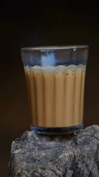 Чашка Щойно Звареного Чорного Чаю Тікає Від Пари Теплого Якого — стокове фото