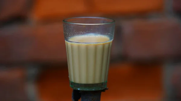 新鮮な黒茶のカップ 暖かい柔らかい光 暗い背景をエスケープします 新鮮なミルクティーやインドカダックチャイ マサラティー — ストック写真