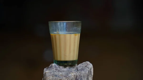 Чашка Свежезаваренного Черного Чая Ускользающего Пара Теплый Мягкий Свет Темный — стоковое фото