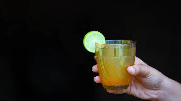 Egy Pohár Friss Citromlé Limonádé Mentával Sötét Háttérrel Egészséges Italok — Stock Fotó