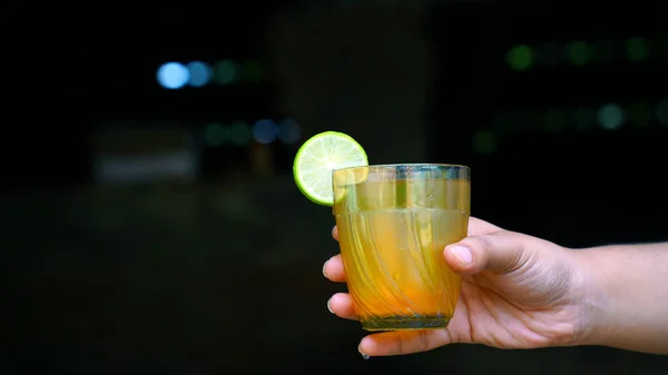 レモネード 新鮮なレモンで飲みます レモン ジュースのカクテル — ストック写真