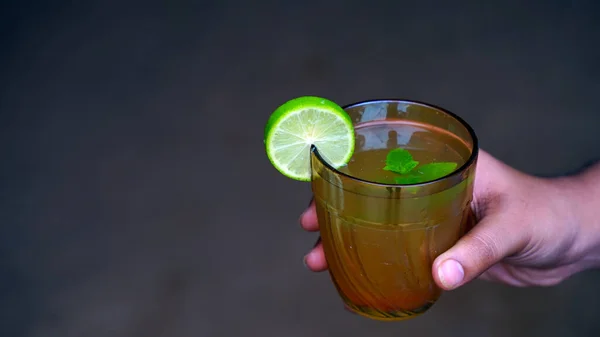 Стакан Свежего Лимонного Сока Лимонад Мятой Темном Фоне Здоровые Напитки — стоковое фото