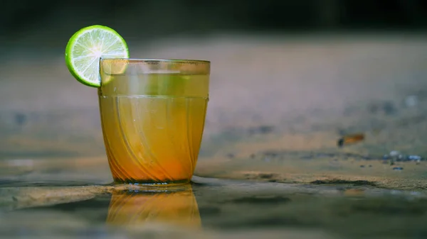 Ett Glas Färsk Citronsaft Lemonad Med Mynta Mörk Bakgrund Friska — Stockfoto
