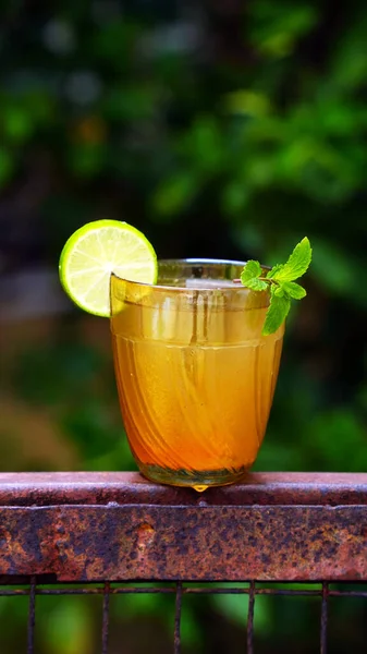 新鮮なレモンジュースのガラス 暗い背景にミントで飾られています 健康的な飲み物だ サイドビュー コピースペース — ストック写真